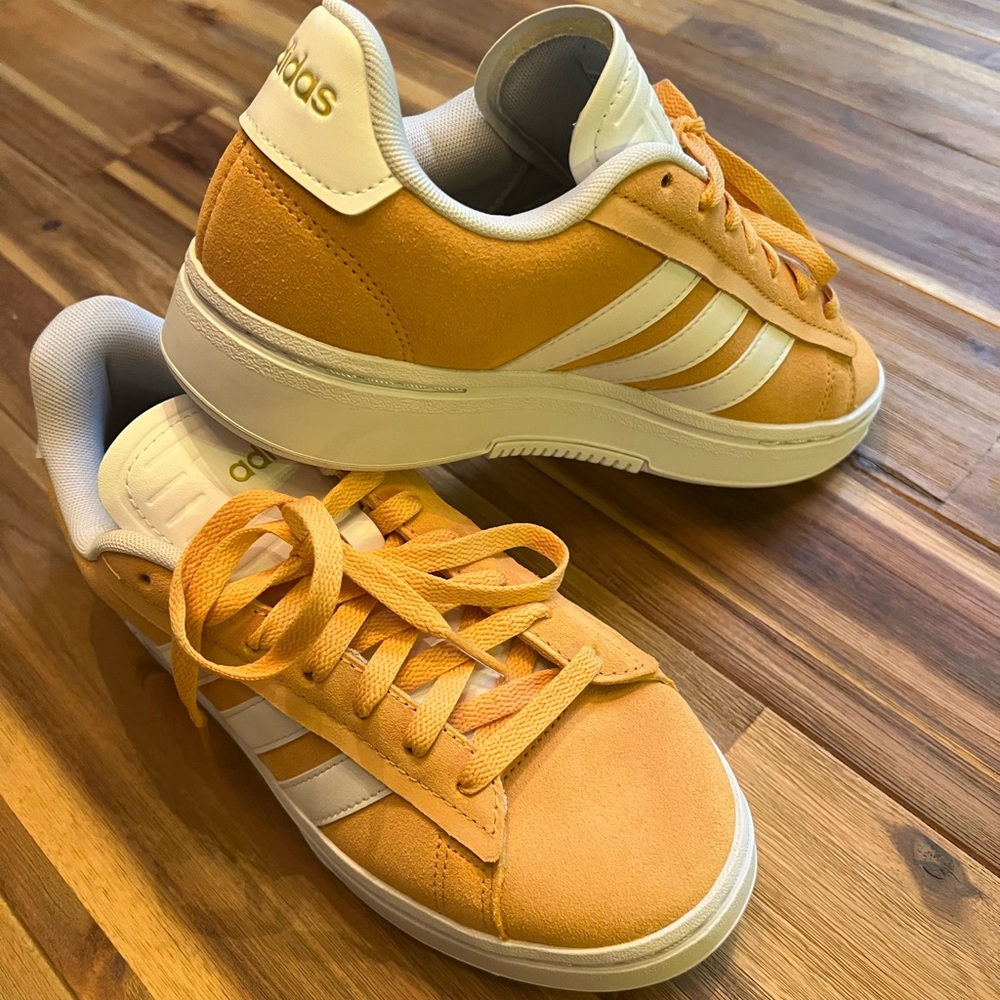 Adidas cloudform size 8 - brand new